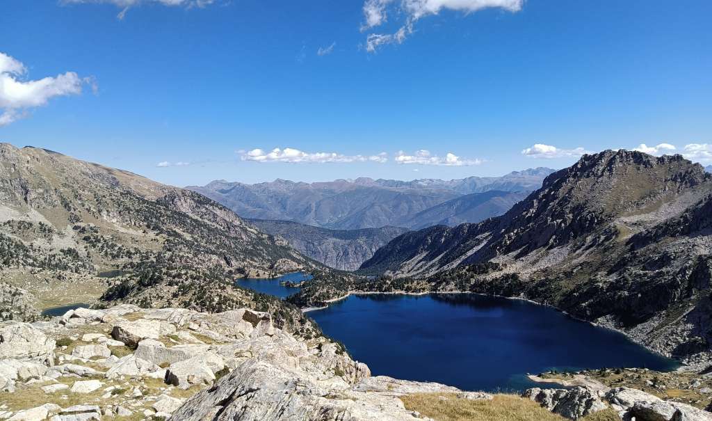 Vall de Peguera amb l'estany Negre de Peguera