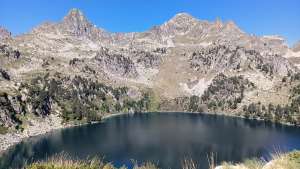 Vista panorámica del lago de Gerber des del valle. Lago de Gerber